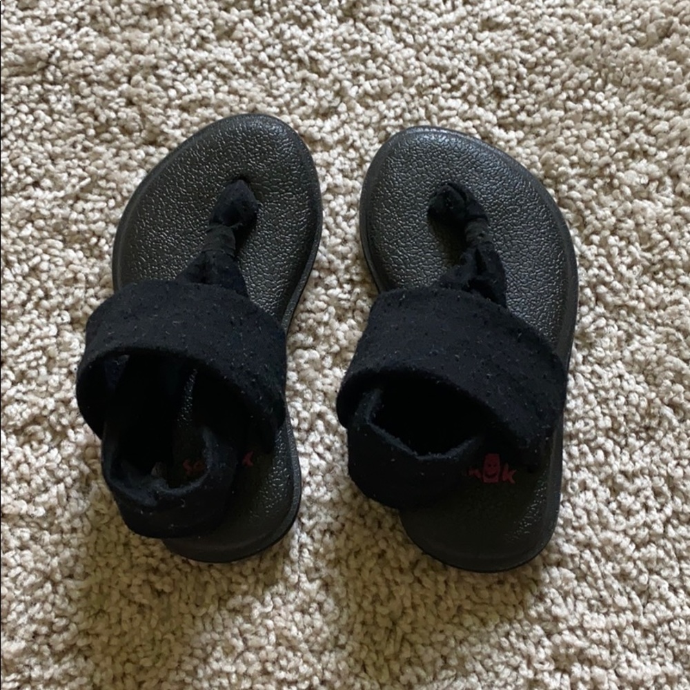 Toddler size 7-8 Sanuk yoga sandals